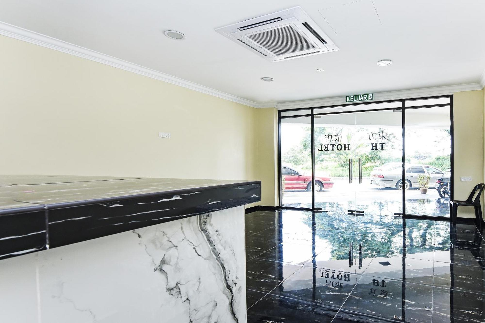 Oyo 90445 Th Hotel Bahau ภายนอก รูปภาพ